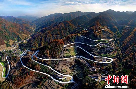 四川省广元市青川县农村公路。 赵辉 摄